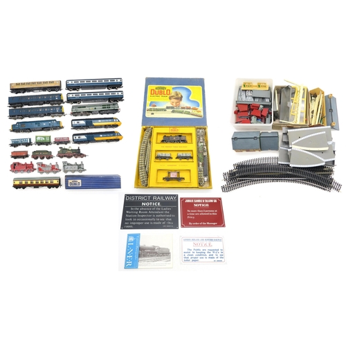 321 - A selection of mixed Hornby and Tri-ang 00-gauge model railway locomotives, stock and accessories, t... 