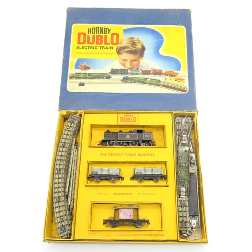 321 - A selection of mixed Hornby and Tri-ang 00-gauge model railway locomotives, stock and accessories, t... 