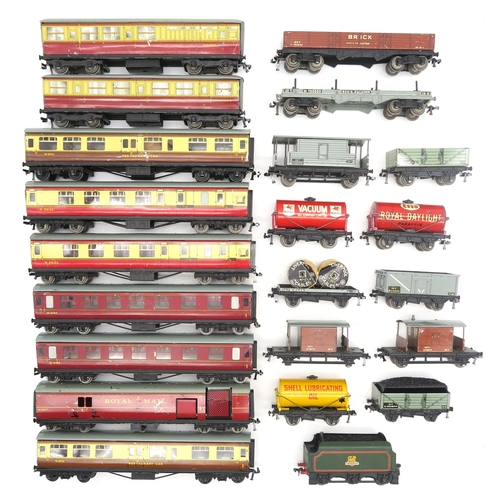 325 - A quantity of Hornby model railway, to include a boxed Dublo 4620 Breakdown Crane with Match Trucks ... 