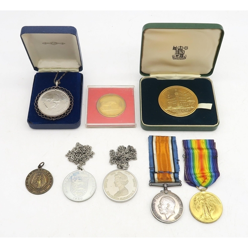 351 - A WW1 medal pair awarded to S-13573 Pte. C.C. Smith of the Royal Highlanders, together with a Tower ... 