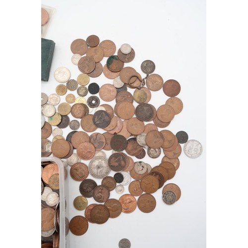 275 - A lot comprising 1 penny coins dating back to Victoria together with various GB and worldwide coinag... 