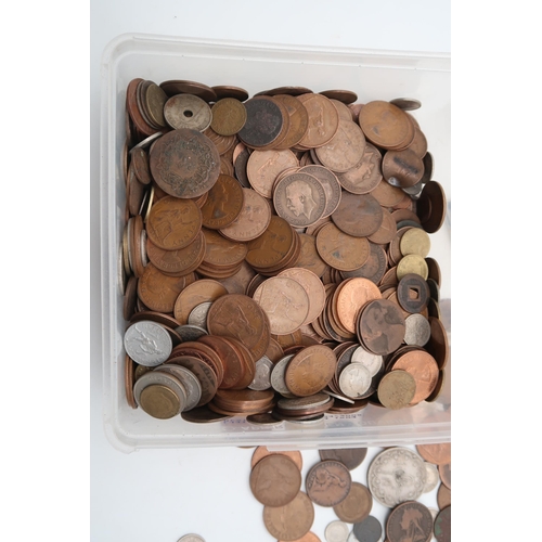 275 - A lot comprising 1 penny coins dating back to Victoria together with various GB and worldwide coinag... 