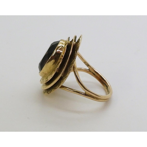 750 - A 9ct gold retro smoky quartz ring, with London Import marks for 1964, finger size L1/2, weight 5.9g... 