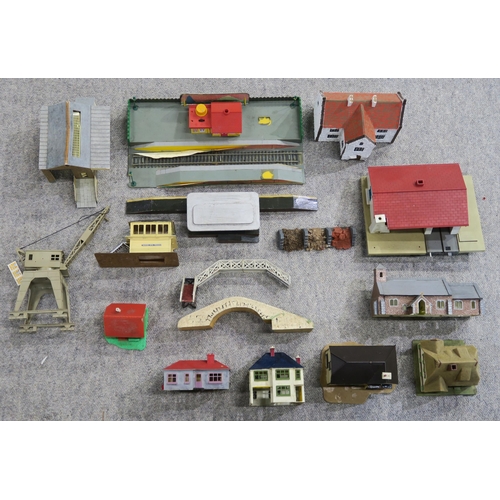 300B - A lot of various model railway station models, rolling stock, track etc