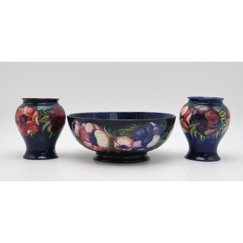 2177 - A LARGE MOORCROFT ANEMONE PATTERN BOWLwith tube line decoration of flowers to the exterior,  wi... 