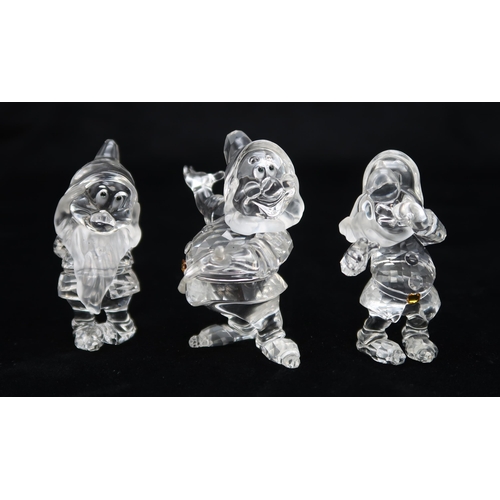 2203 - SWAROVSKI CRYSTAL WALT DISNEY GROUP OF SNOW WHITE AND THE SEVEN DWARVEStogether with apple shaped pl... 