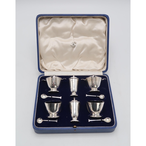 2446 - A CASED ART DECO SILVER SIX PIECE CRUET SETby Mappin & Webb, Birmingham 1937, comprising two cas... 