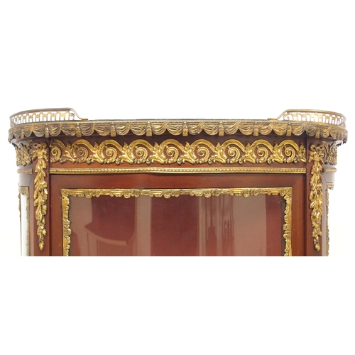 2037 - AN EARLY 20TH CENTURY LOUIS XV STYLE BRASS ORMOLU MOUNTED VITRINE DISPLAY CABINET with galleried mar... 