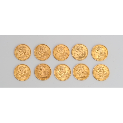 2486 - ELIZABETH II SOVEREIGN COINSa cased collection of ten Elizabeth II sovereign coins 1957 8 grams, 195... 