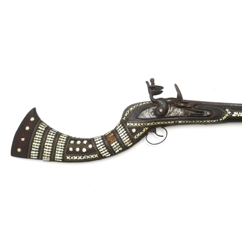 2554 - AN AFGHAN FLINTLOCK JEZAILThe lock-plate engraved 