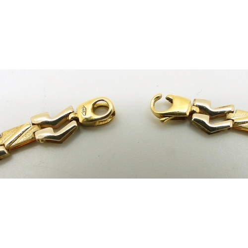 2712 - AN ITALIAN MADE CHAINwith 18ct gold Italian hallmarks, the abstract links are in yellow and white go... 