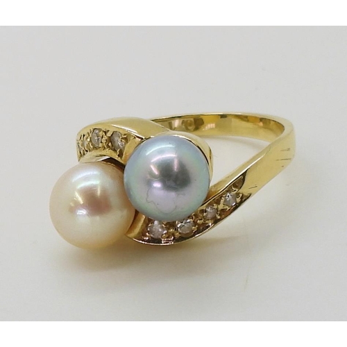 2733 - A TWIN PEARL RINGmounted in 18ct gold, with estimated approx 0.11cts of brilliant cut diamonds set t... 