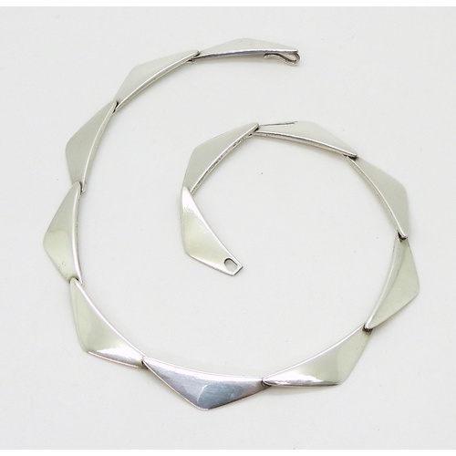 2749 - A DANISH MODERNIST NECKLACEdesigned and made by Hans Hansen in sterling silver pattern number 315, o... 