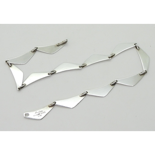 2749 - A DANISH MODERNIST NECKLACEdesigned and made by Hans Hansen in sterling silver pattern number 315, o... 