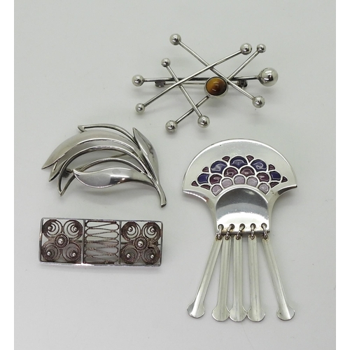 2753 - A COLLECTION OF SCANDINAVIAN JEWELSto include a David Andersen silver enamelled fan shaped pendant/b... 