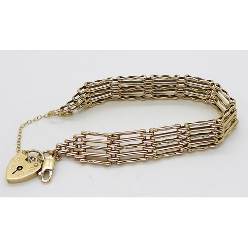 2773 - A 9CT GATE BRACELETthe fancy links measure 1.3cm wide, and have a heart shaped clasp, length 19cm, w... 