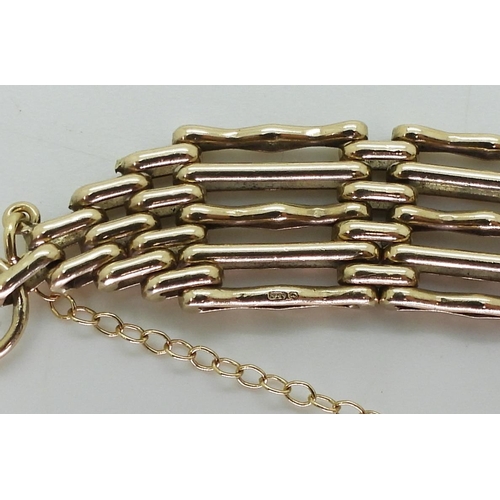 2773 - A 9CT GATE BRACELETthe fancy links measure 1.3cm wide, and have a heart shaped clasp, length 19cm, w... 