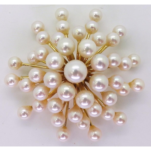 2774 - A 14K RETRO STAR BROOCH14k yellow gold mounted throughout with pearls, approx diameter 5cm, weight 1... 