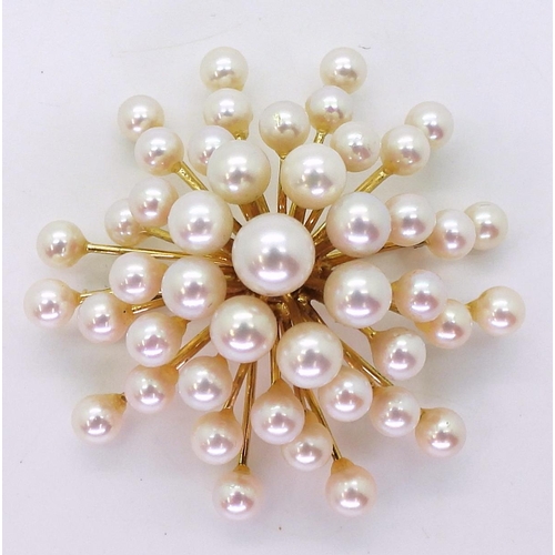 2774 - A 14K RETRO STAR BROOCH14k yellow gold mounted throughout with pearls, approx diameter 5cm, weight 1... 