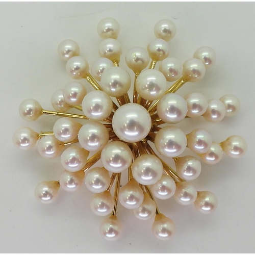 2774 - A 14K RETRO STAR BROOCH14k yellow gold mounted throughout with pearls, approx diameter 5cm, weight 1... 