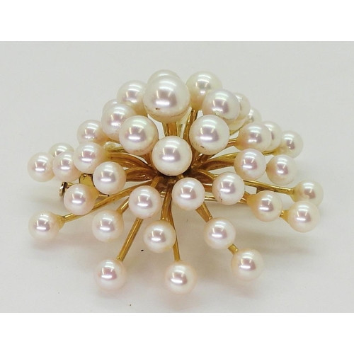 2774 - A 14K RETRO STAR BROOCH14k yellow gold mounted throughout with pearls, approx diameter 5cm, weight 1... 