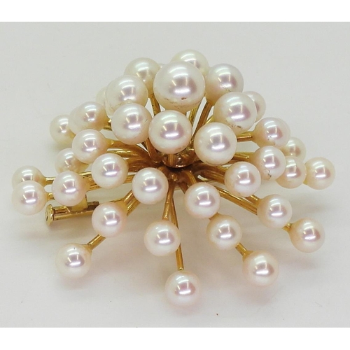 2774 - A 14K RETRO STAR BROOCH14k yellow gold mounted throughout with pearls, approx diameter 5cm, weight 1... 