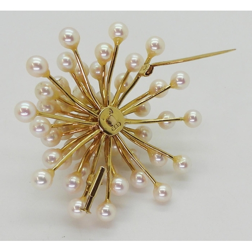 2774 - A 14K RETRO STAR BROOCH14k yellow gold mounted throughout with pearls, approx diameter 5cm, weight 1... 