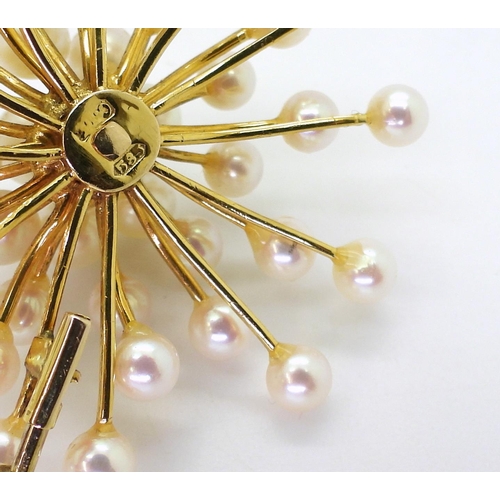 2774 - A 14K RETRO STAR BROOCH14k yellow gold mounted throughout with pearls, approx diameter 5cm, weight 1... 