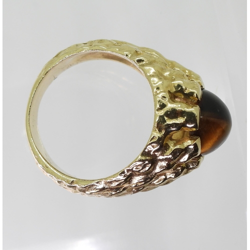 2790 - A GENTS RETRO TIGERS EYE RINGmade in bright yellow metal, the domed star burst ring is set with a  1... 