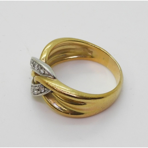 2797 - A DIAMOND RINGmade in Italy from 18ct yellow and white gold with a chain link design, the white gold... 