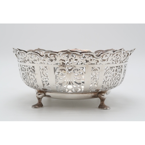 2452 - AN EDWARDIAN SILVER FRUIT BASKETLondon 1905, maker's mark FCW?, of circular form, with scrolling fol... 