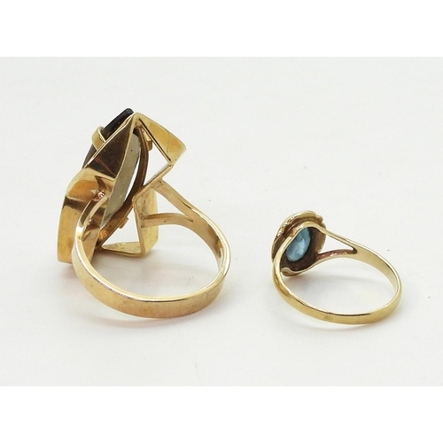 824 - A 9ct gold retro smoky quartz ring, size M1/2, together with a blue gem ring size H, weight together... 