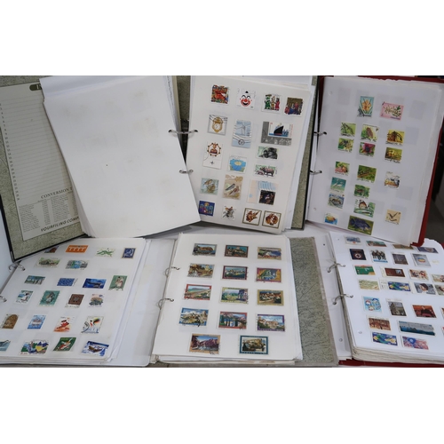 511 - A large collection of worldwide stamps in 10 albums with extensive Sweden. Further viewing recommend... 