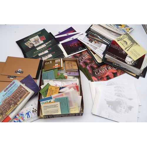 512 - Large collection of mainly GB booklets, many hundreds, including prestige packs, very high swap valu... 