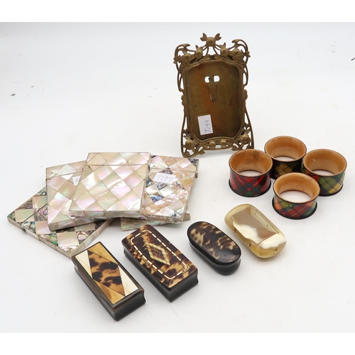 534A - A mixed lot, comprising four tartan ware napkin rings (1x MacIntosh, 3x Buchannan), five various mot... 