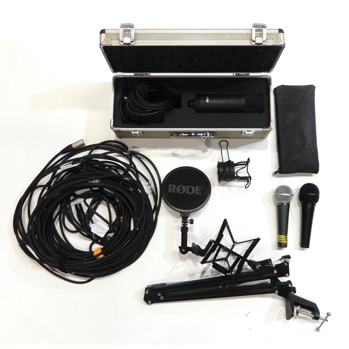 499 - RODE NT1 condenser microphone in case together with various microphones and leads