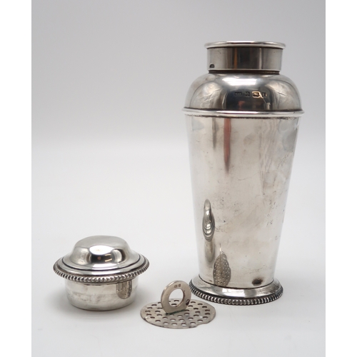 2461 - A GEORGE V SILVER COCKTAIL SHAKERby Walker & Hall, Birmingham 1928, of typical form, with a notc... 