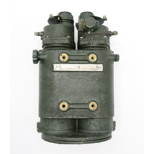 2552 - A WW2 10x70 BINOCULAR GUNSIGHT BY ROSS, LONDONPatt.G.367, No. 123833, housed in a fitted wooden crat... 