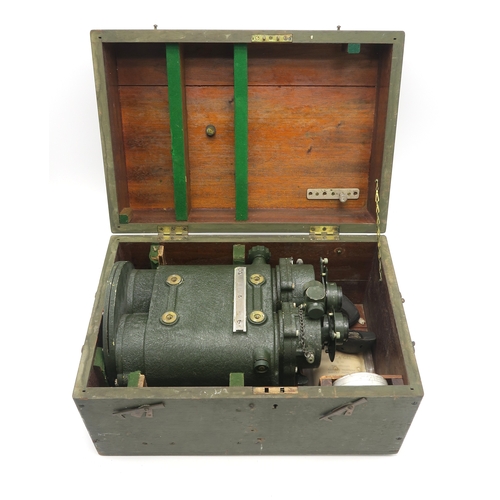 2552 - A WW2 10x70 BINOCULAR GUNSIGHT BY ROSS, LONDONPatt.G.367, No. 123833, housed in a fitted wooden crat... 