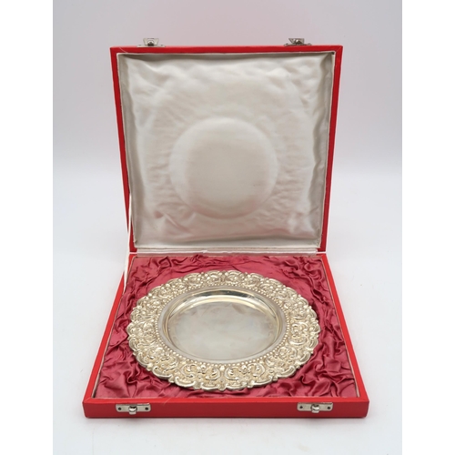 376 - A cased Indian silver dish, with engraved scrolling foliate decoration, 21cm diameter, 204gms