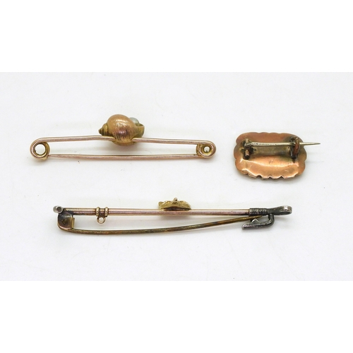 705 - A 9ct shell & pearl bar brooch, together with a 9ct gold and silver fox & cropp brooch, and ... 