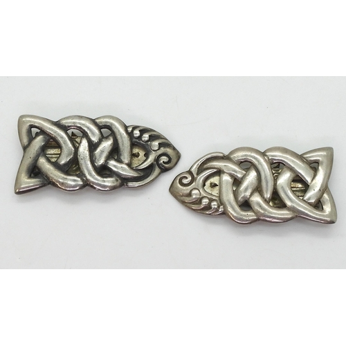 709 - A pair of silver Alexander Richie dress clips in white metal stamped A.R Iona to the reverse. Length... 