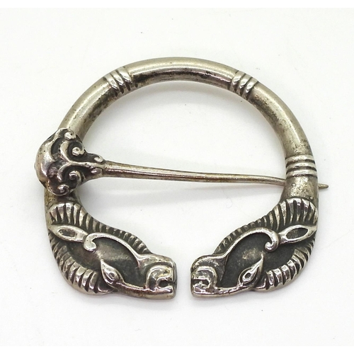 714 - A silver Alexander Ritchie pen annular brooch with Ram's head finials, diameter 4.7cm, stamped A.R. ... 