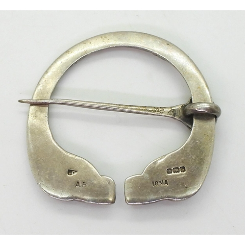 714 - A silver Alexander Ritchie pen annular brooch with Ram's head finials, diameter 4.7cm, stamped A.R. ... 