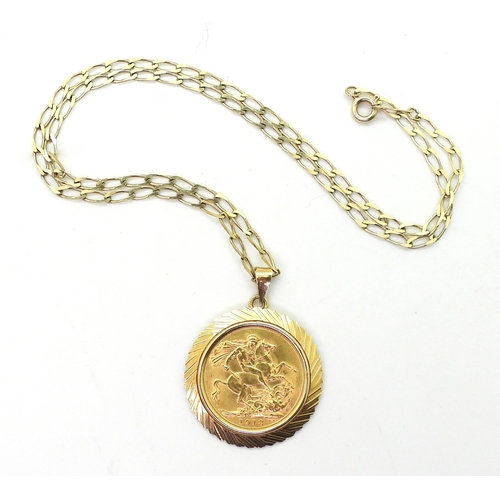 720 - A 1913 full gold sovereign in a 9ct gold pendant mount with a 44cm long long link curb chain, weight... 