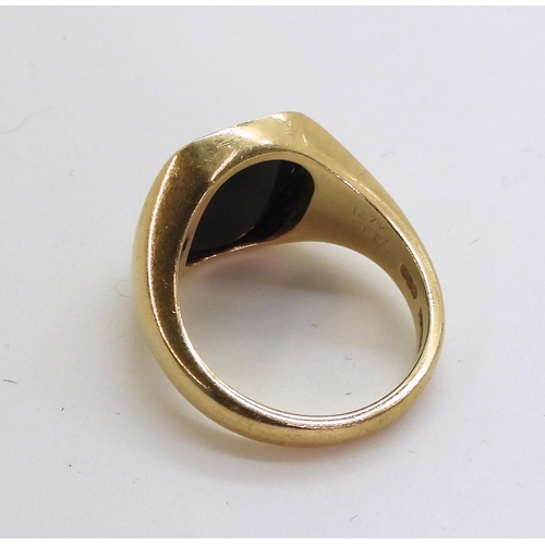 746 - A 9ct gold gents signet ring set with an opal doublet on onyx, finger size R, weight 9gms