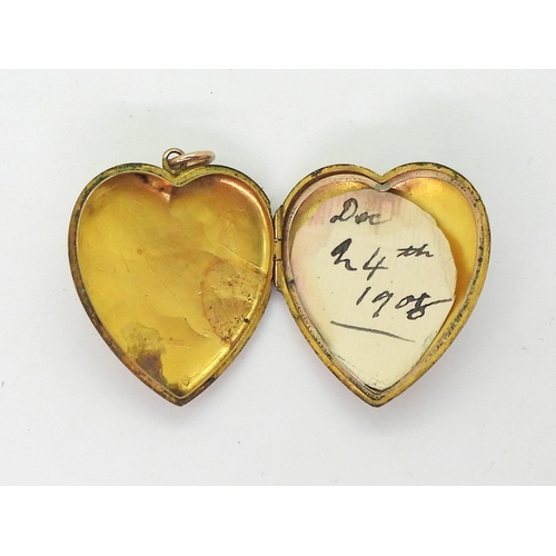 766 - A 9ct gold heart shaped locket with all over flowers & leaves engraving, hallmarked Birmingham 1... 