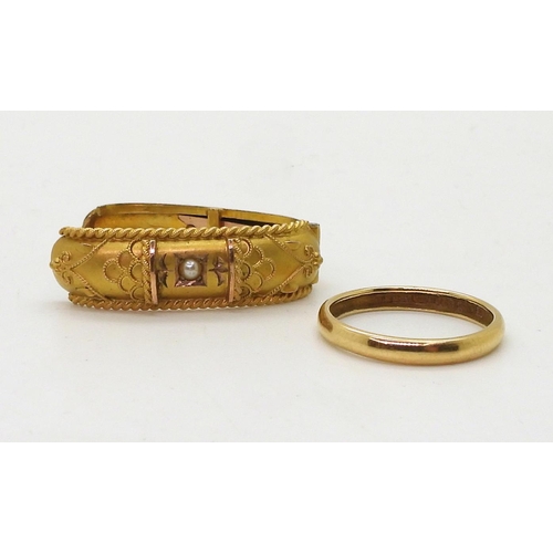 769 - An 18ct gold wedding ring, size N, together with a bright yellow metal cravat clip set with a pearl ... 