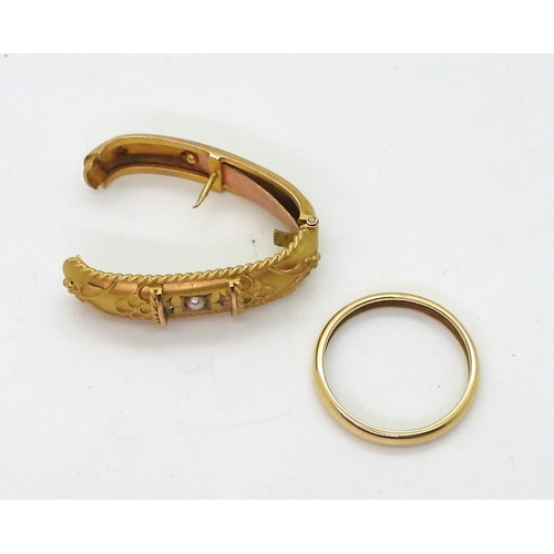 769 - An 18ct gold wedding ring, size N, together with a bright yellow metal cravat clip set with a pearl ... 