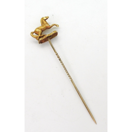 788 - A yellow metal detailed horse lapel pin, dimensions of the horse 2.1cm x 1.5cm, length of pin 8cm, w... 